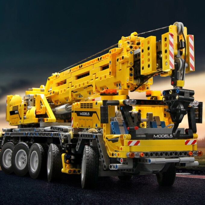 MOULD KING 13107 Remote Controlled Merchanical Crane - 2590 PCS - Image 3